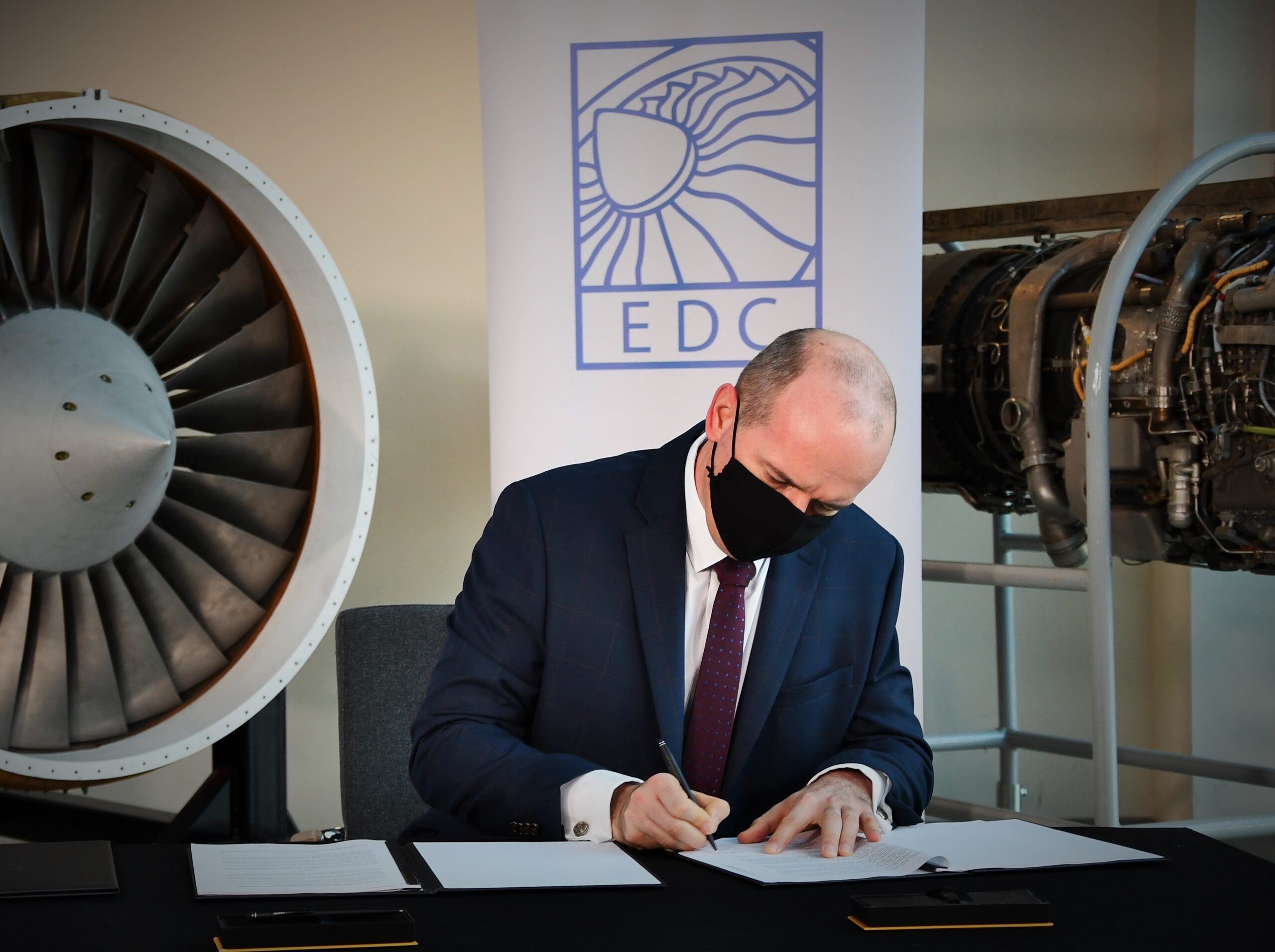 podpisanie_umowy_GE_Ł-ILOT_12. Fot - Sieć Badawcza Łukasiewicz - Instytut Lotnictwa.JPG