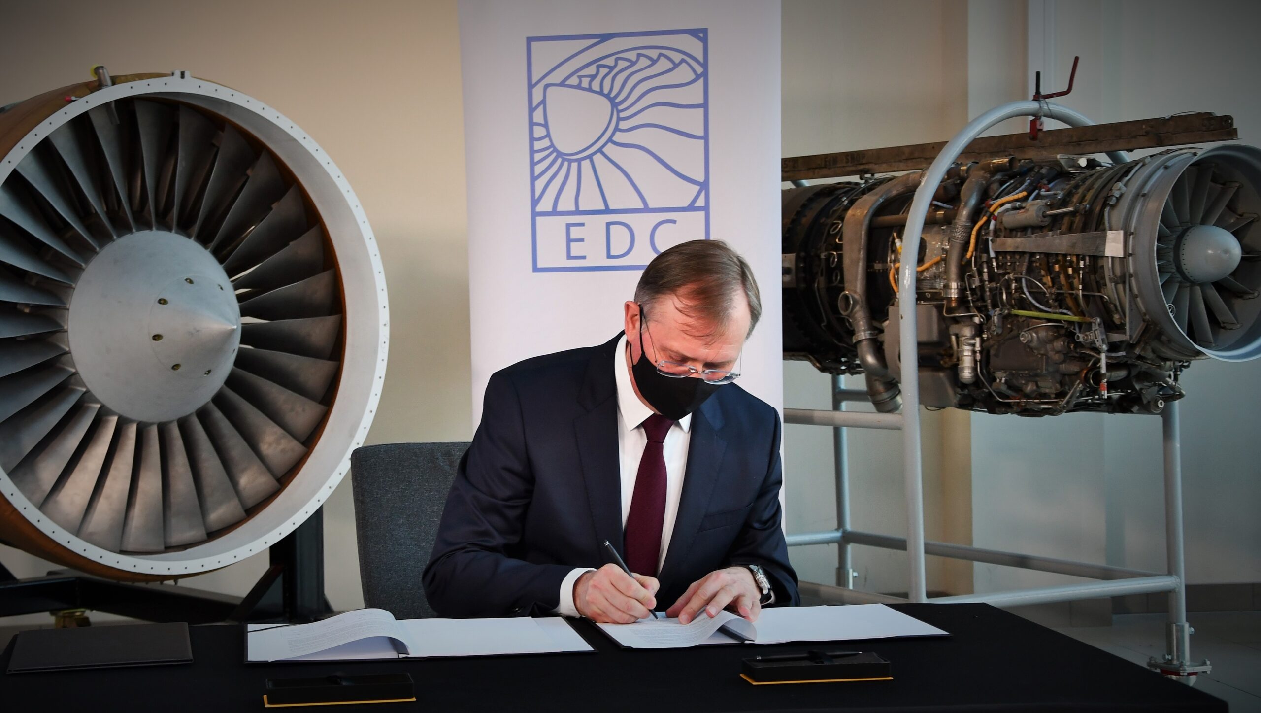 podpisanie_umowy_GE_Ł-ILOT_13. Fot - Sieć Badawcza Łukasiewicz - Instytut Lotnictwa.JPG