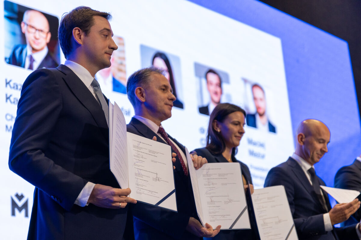 Prezes Centrum Łukasiewicz dr Hubert Cichocki wraz sygnatariuszami listu o Centrum Nowej Mobilności