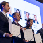 Prezes Centrum Łukasiewicz dr Hubert Cichocki wraz sygnatariuszami listu o Centrum Nowej Mobilności