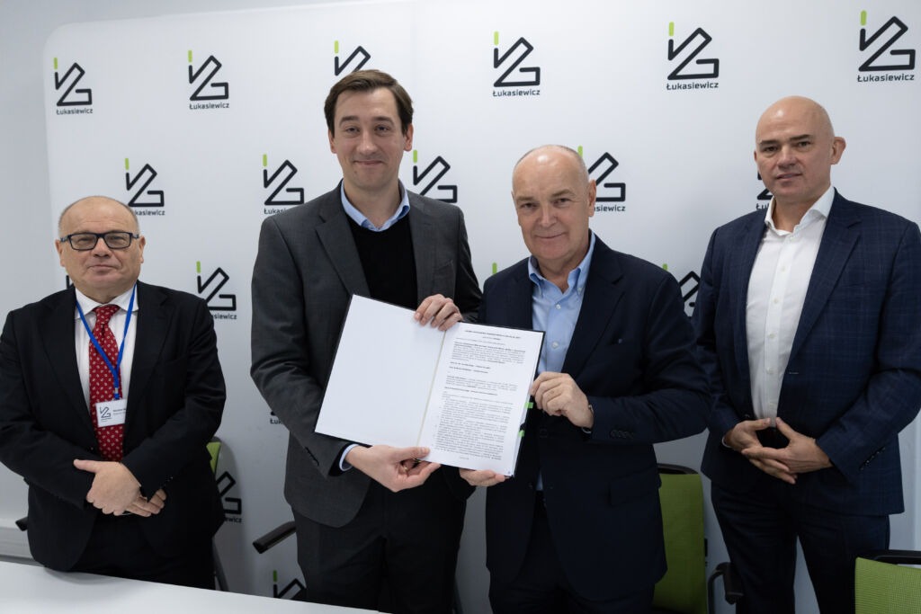 Od lewej - Wiesław Skwarko, Hubert Cichocki (Wiceprezes i Prezes Centrum Łukasiewicz), Janusz Noga, Andrzej Gliński (Prezes Zarządu i Członek Z. Telesystem-Mesko)