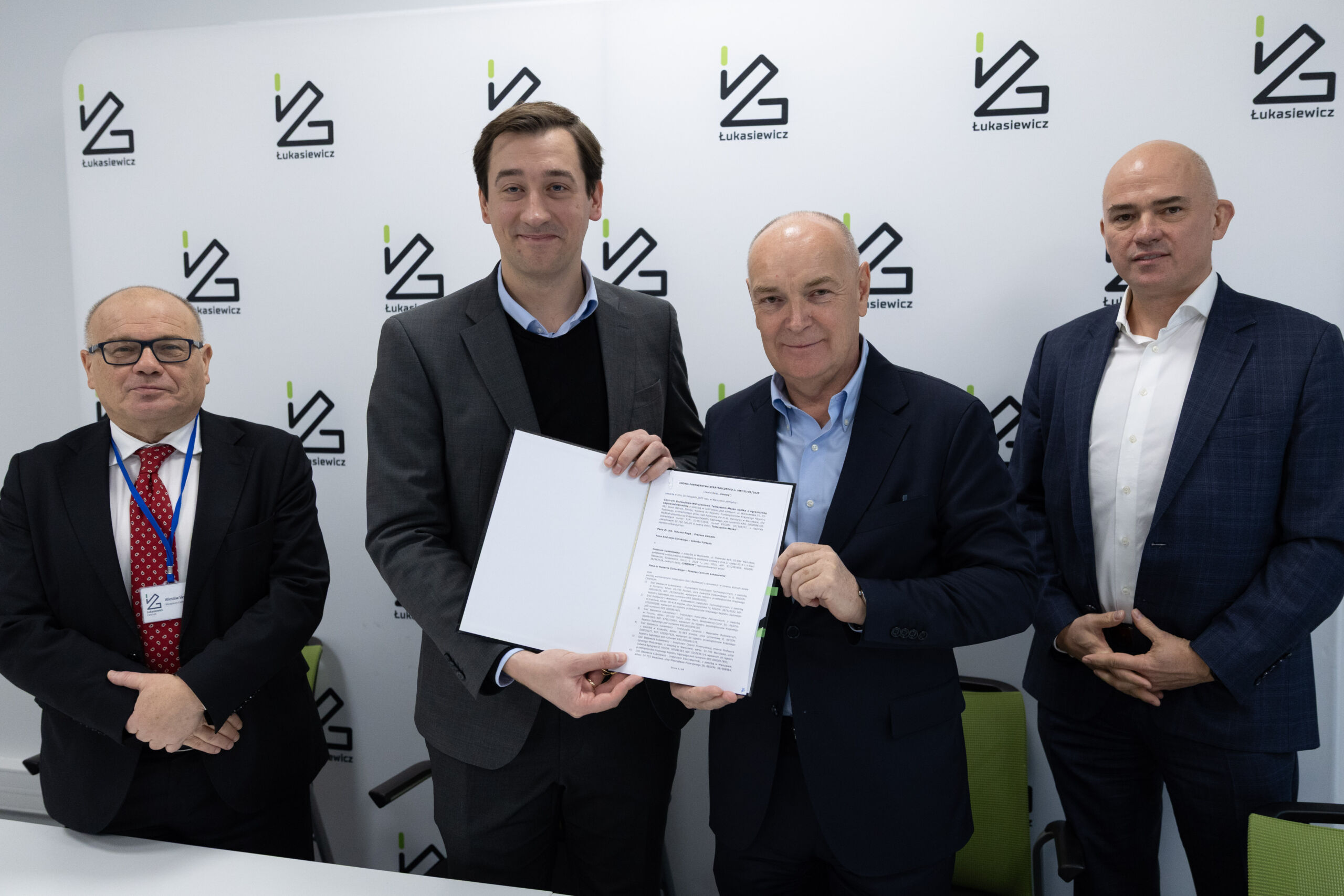 Od lewej - Wiesław Skwarko, Hubert Cichocki (Wiceprezes i Prezes Centrum Łukasiewicz), Janusz Noga, Andrzej Gliński (Prezes Zarządu i Członek Z. Telesystem-Mesko)
