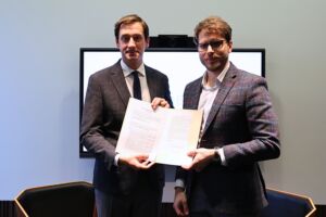 Prezes Centrum Łukasiewicz dr Hubert Cichocki i Prezes QEMETICA Kamil Majczak