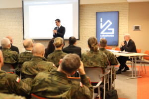 Prezes Centrum Łukasiewicz dr Hubert Cichocki przed słuchaczami PSPO w Łukasiewicz - PIAP