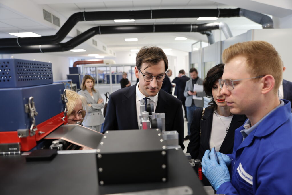 Hubert Cichocki prezes Centrum Łukasiewicz podczas wizytu w poznańskim oddziale Łukasiewicz - IMN, dyrektor Łukasiewicz - IMN Barbara Juszczyk, Mateusz Maliszewski