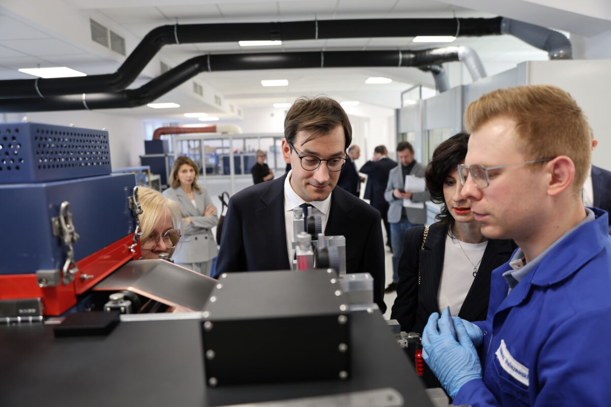 Hubert Cichocki prezes Centrum Łukasiewicz podczas wizytu w poznańskim oddziale Łukasiewicz - IMN, dyrektor Łukasiewicz - IMN Barbara Juszczyk, Mateusz Maliszewski