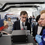 Hubert Cichocki prezes Centrum Łukasiewicz podczas wizytu w poznańskim oddziale Łukasiewicz - IMN, dyrektor Łukasiewicz - IMN Barbara Juszczyk, Mateusz Maliszewski