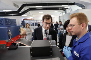 Hubert Cichocki prezes Centrum Łukasiewicz podczas wizytu w poznańskim oddziale Łukasiewicz - IMN, dyrektor Łukasiewicz - IMN Barbara Juszczyk, Mateusz Maliszewski