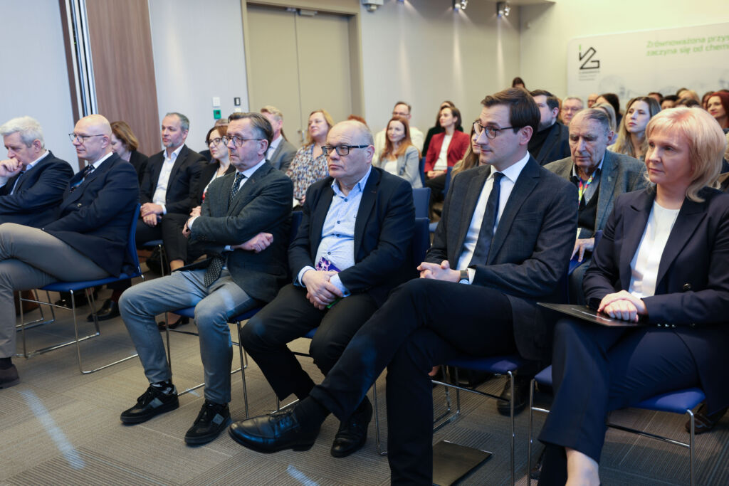 Od prawej, Ewa Śmigiera (dyrektor Łukasiewicz IChP), Hubert Cichocki (prezes Centrum Łukasiewicz, Wiesław Skwarko (wiceprezes Centrum Łukasiewicz), Wojciech Maszewski, (dyrektor)