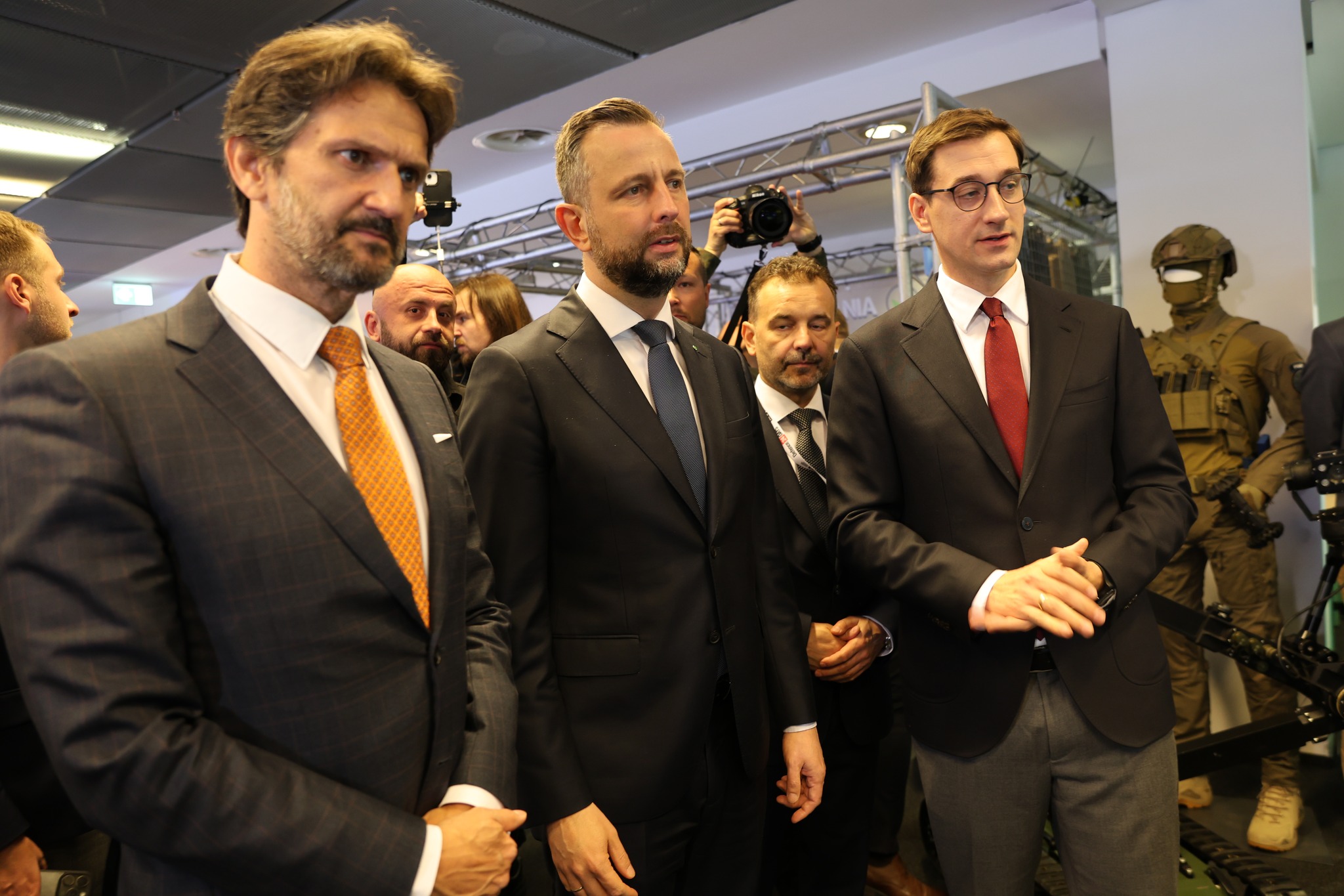 Od prawej prezes Centrum Łukasiewicz dr Hubert Cichocki wicepremier i minister obrony narodowej Władysław Kosiniak-Kamysz a także wicepremier i minister obrony Słowacji Robert Kaliňák