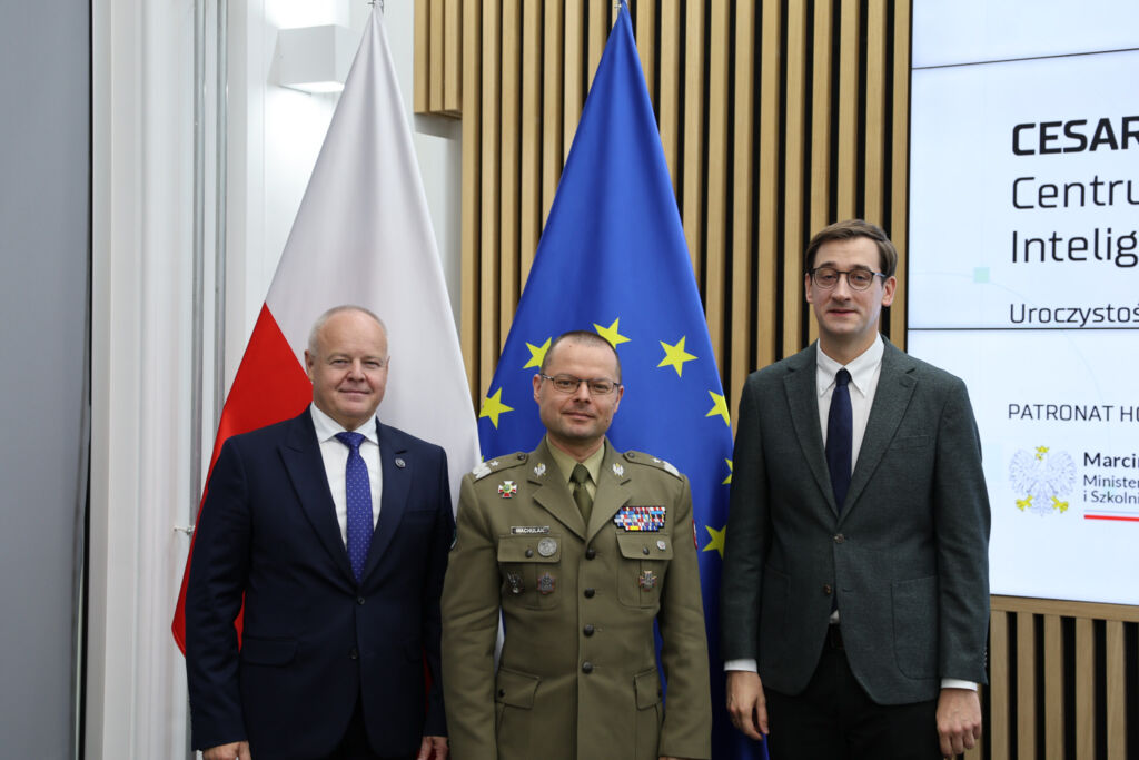 Fot. 3 od l. Min. M.Gzik, gen. P.Wachulak (WAT) i prezes H.Cichocki