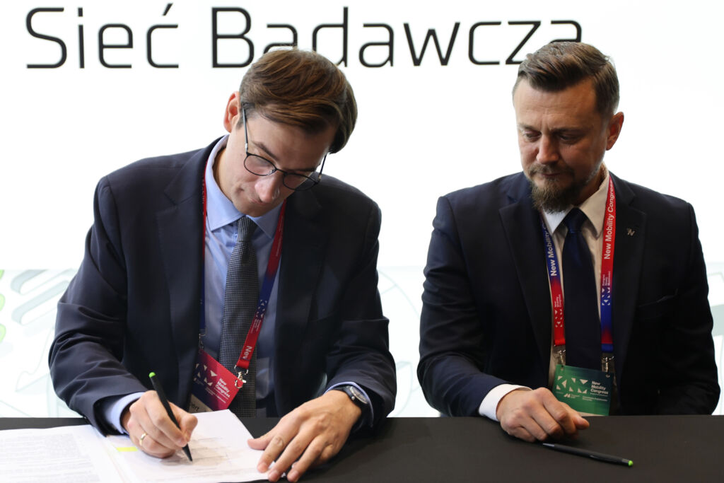 Prezes Centrum Łukasiewicz dr Hubert Cichocki i prezes ZSP Niewiadów Krystian Gąsior