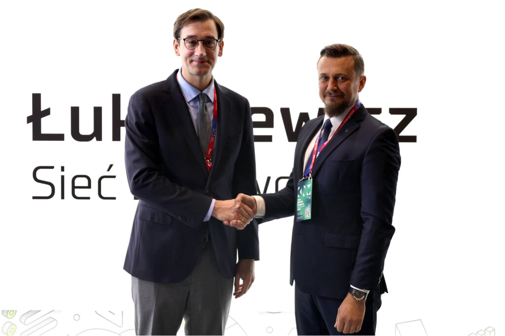 Prezes Centrum Łukasiewicz dr Hubert Cichocki i prezes ZSP Niewiadów Krystian Gąsior 2