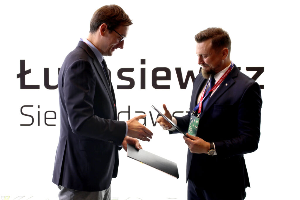 Prezes Centrum Łukasiewicz dr Hubert Cichocki i prezes ZSP Niewiadów Krystian Gąsior 3