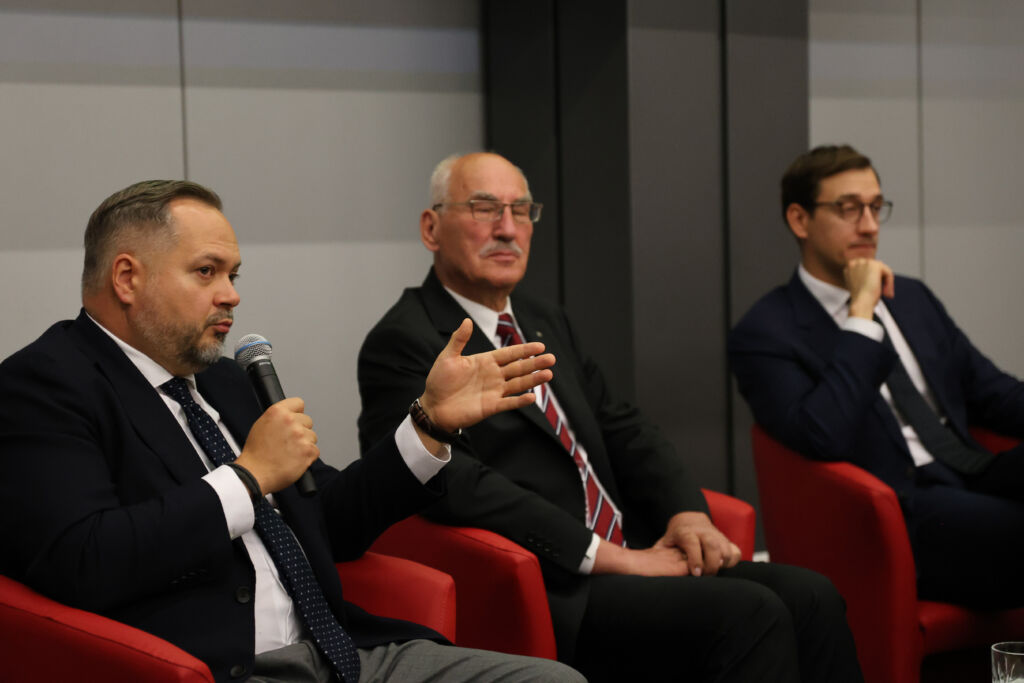 Wiceminister aktywów państwowych Konrad Gołota, gen. Mieczysław Cieniuch i prezez Centrum Łukasiwicz Hubert Cichocki