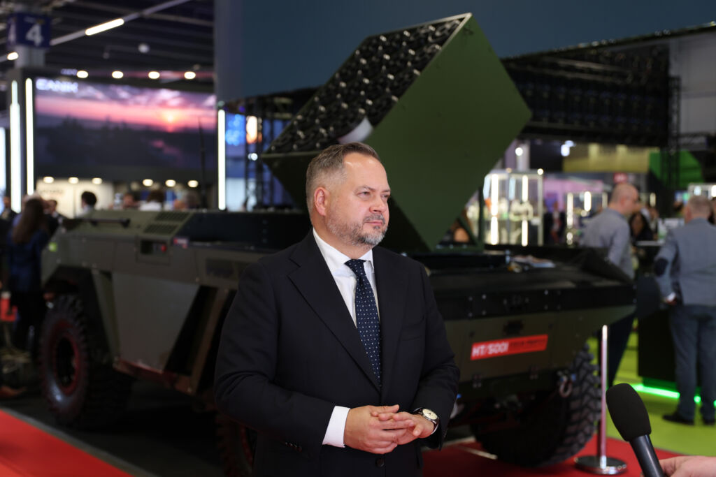 Wiceminister aktywów państwowych Marek Gzik i PIAP HUNTeR