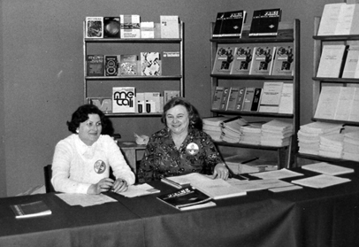 Pierwsze bibliotekarki, od lewej: Irena Bokłak, Olga Sibiga