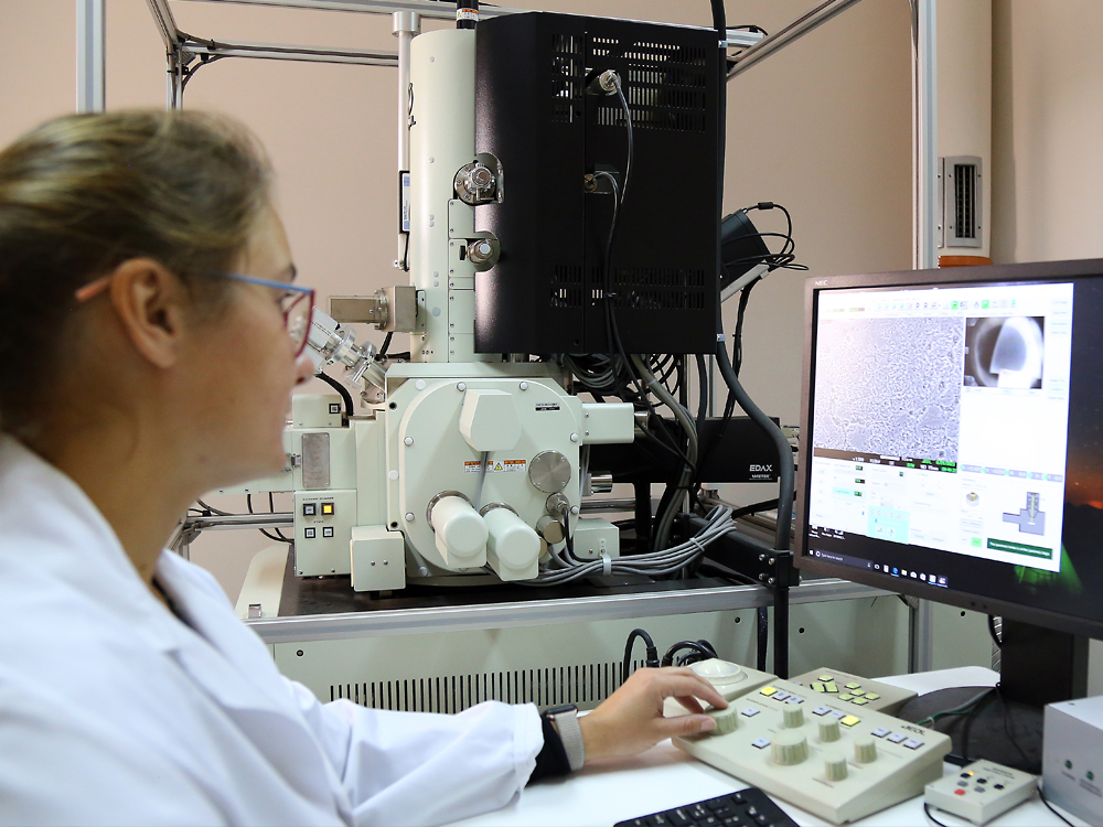 Wysokorozdzielczy elektronowy mikroskop skaningowy (SEM) JSM-7200F firmy JEOL