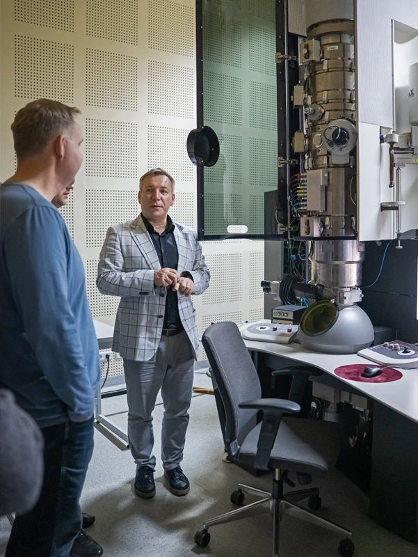 mikroskop elektronowy TITAN 80-300 w Grupie Badawczej Badania Właściwości i Struktury Materiałów