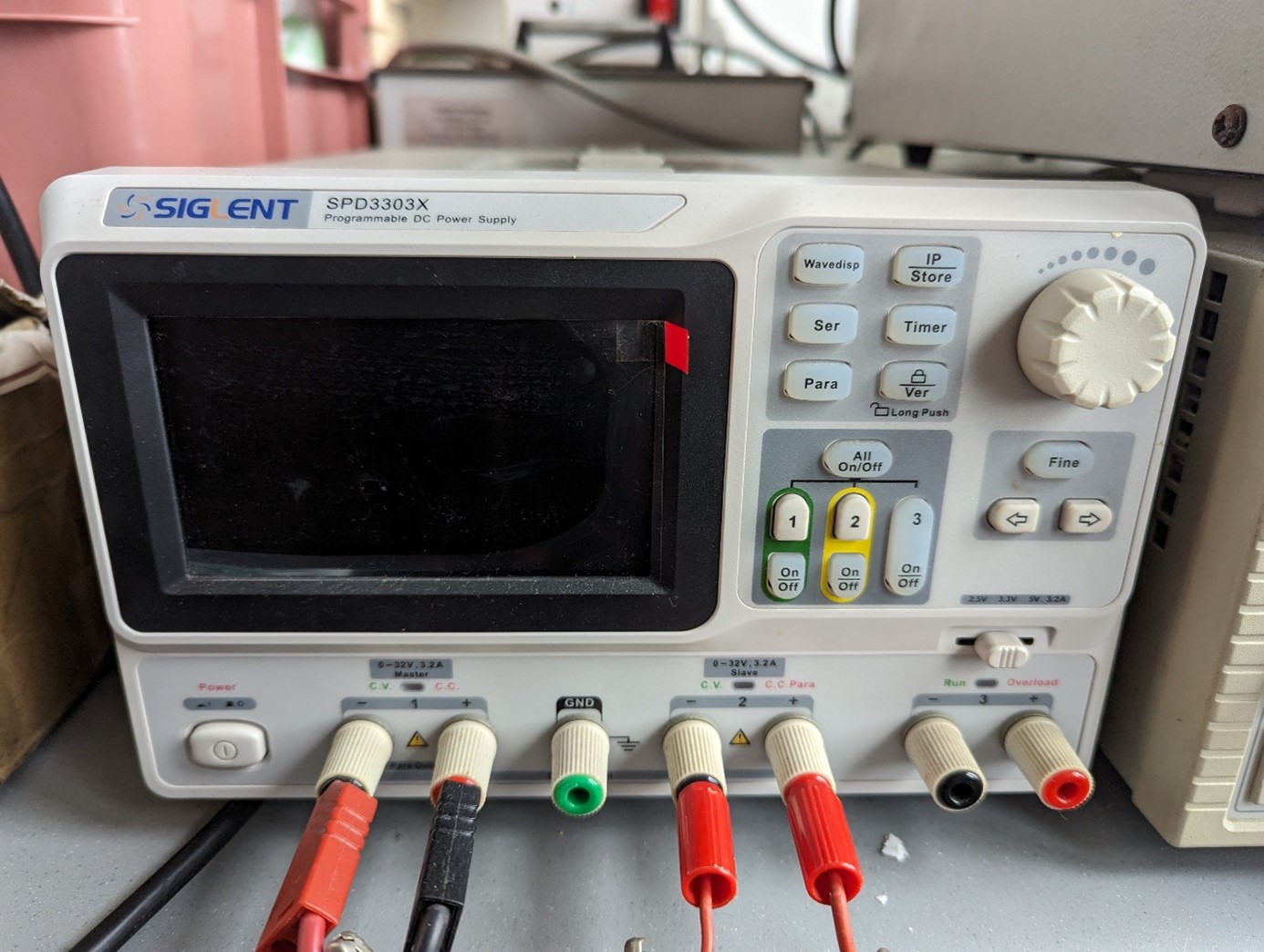 Zasilacz SIGLENT do prowadzenia procesów elektrochemicznych