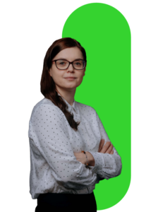 Kobieta w okularach i białej bluzce koszulowej na zielonym tle