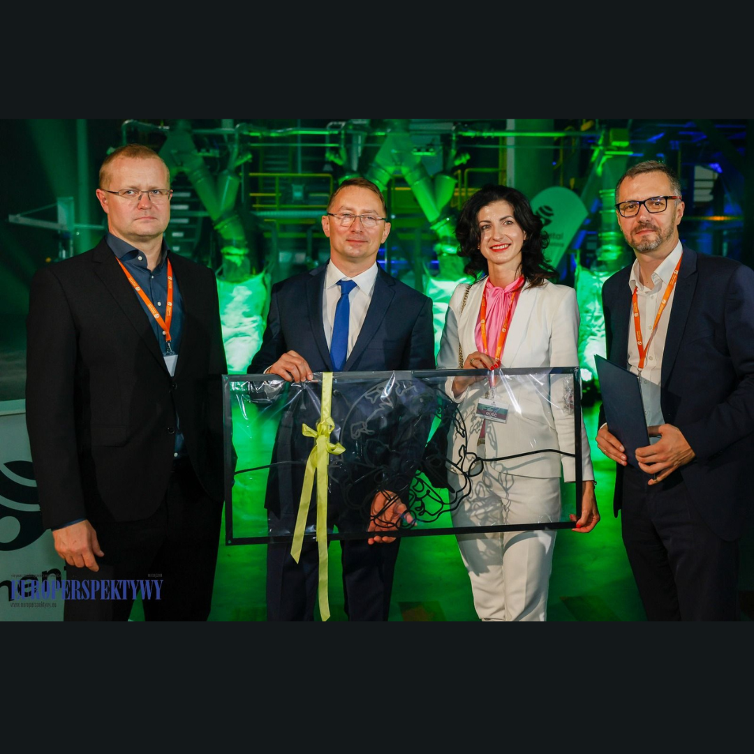 Zdjęcie grupowe podczas uruchomienia Elemental Strategic Metals