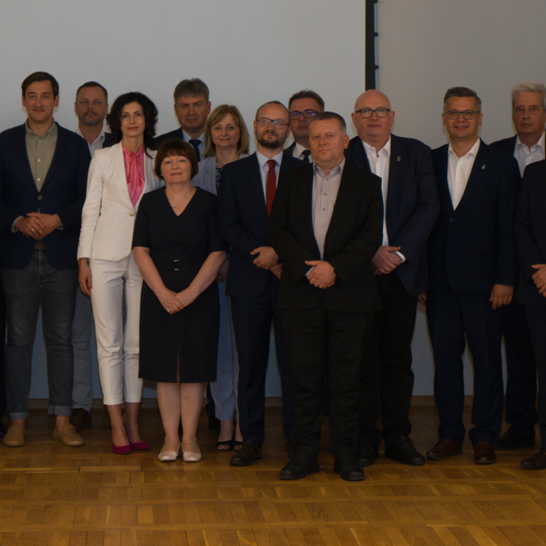 Zdjęcie grupowe: Dyrektorzy Sieć Badawcza Łukasiewicz