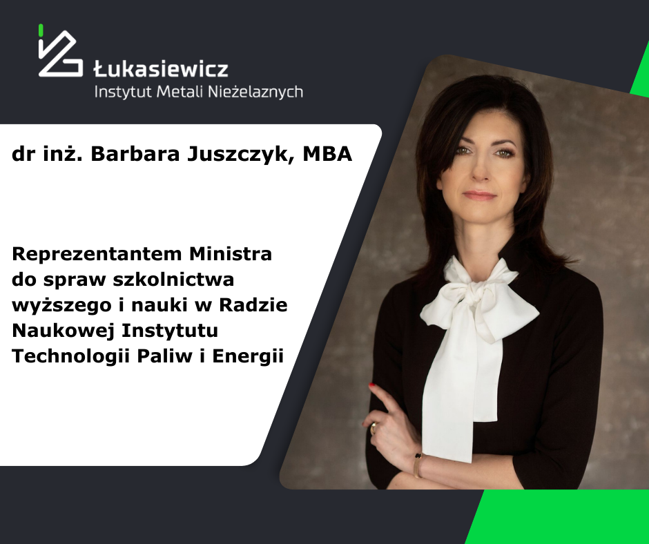 Kobieta w czarnej sukience i białą kokardą przy szyi