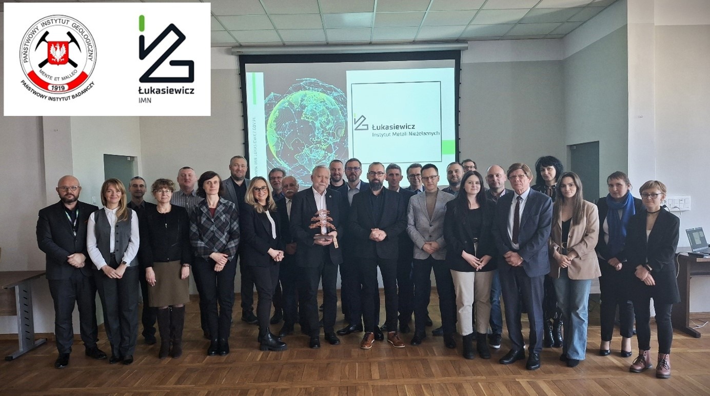 Zdjęcie grupowe uczestników zebrania. W rogu logotyp Instytutu i Państwowego Instytutu Geologicznego