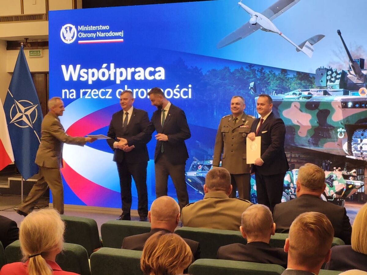 Dyr. Grzegorz Lota odbiera umowę od MON