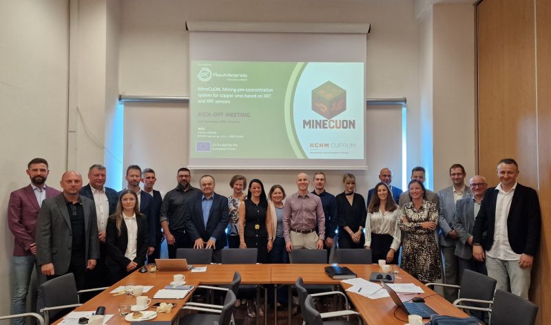 Spotkanie naukowców zaangażowanych w projekt MineCuON. Zdjęcie grupowe