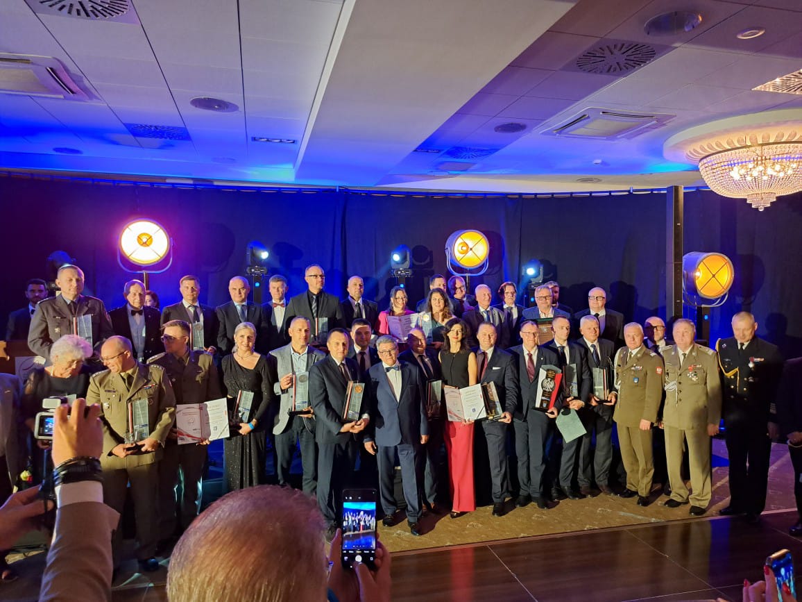 Gala rozdania nagród Lider Bezpieczeństwa. Na scenie zwycięscy, w tym: Barbara Juszczyk i Grzegorz Lota.