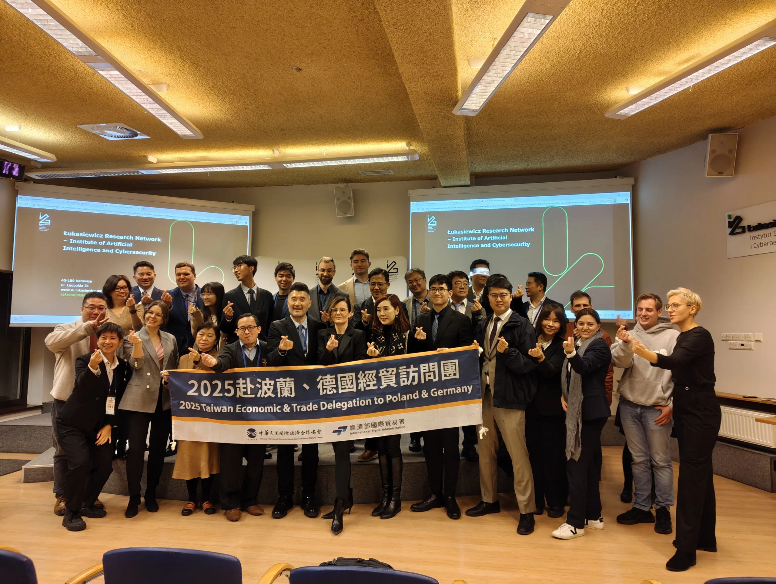 Grupa osób z transparentem 2025 Tajwan Economic and trade delegation to Poland and Germany