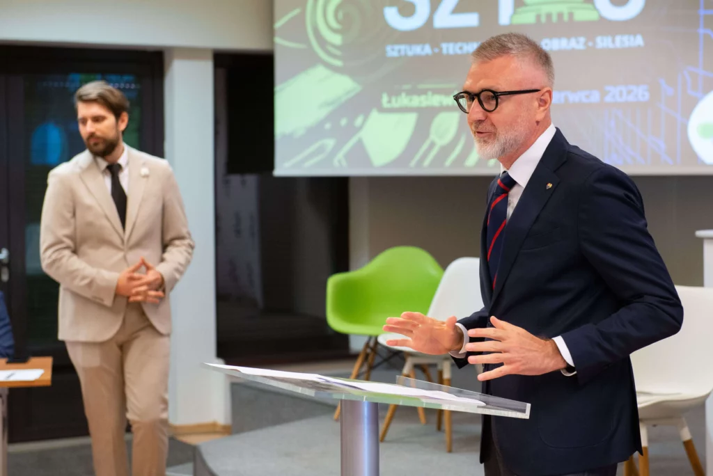 Dwaj mężczyźnie w garniturach na scenie