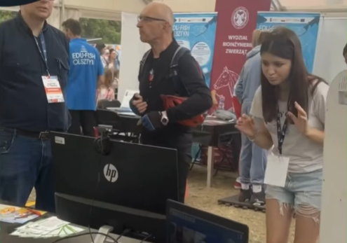 Kobieta przed monitorem wykonuje ruchy