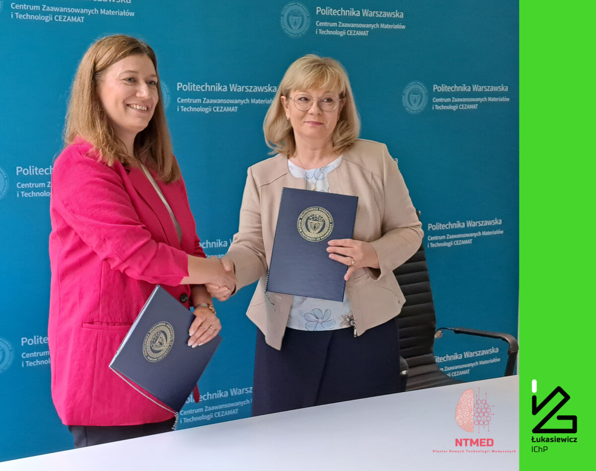 dr inż. Jolanta Janiszewska podpisuje umowę przystąpienia Łukasiewicz - IChP do Klastra NTMED