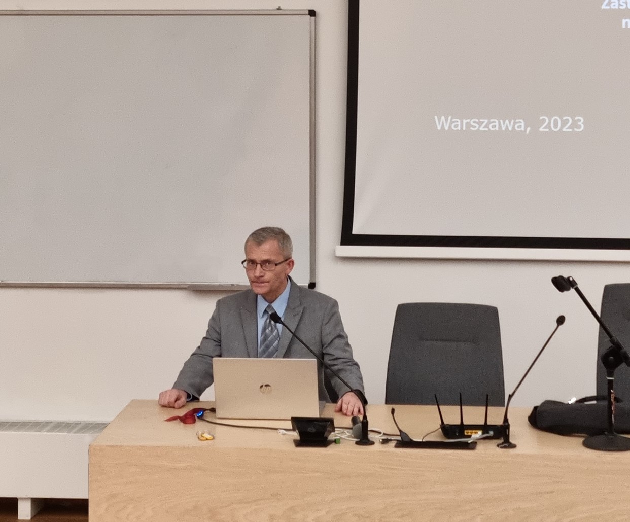 2024.03.13 Grafika do wpisu mgr inż. Krzysztof Żelechowski uzyskał stopień doktora w dziedzinie nauk chemicznych
