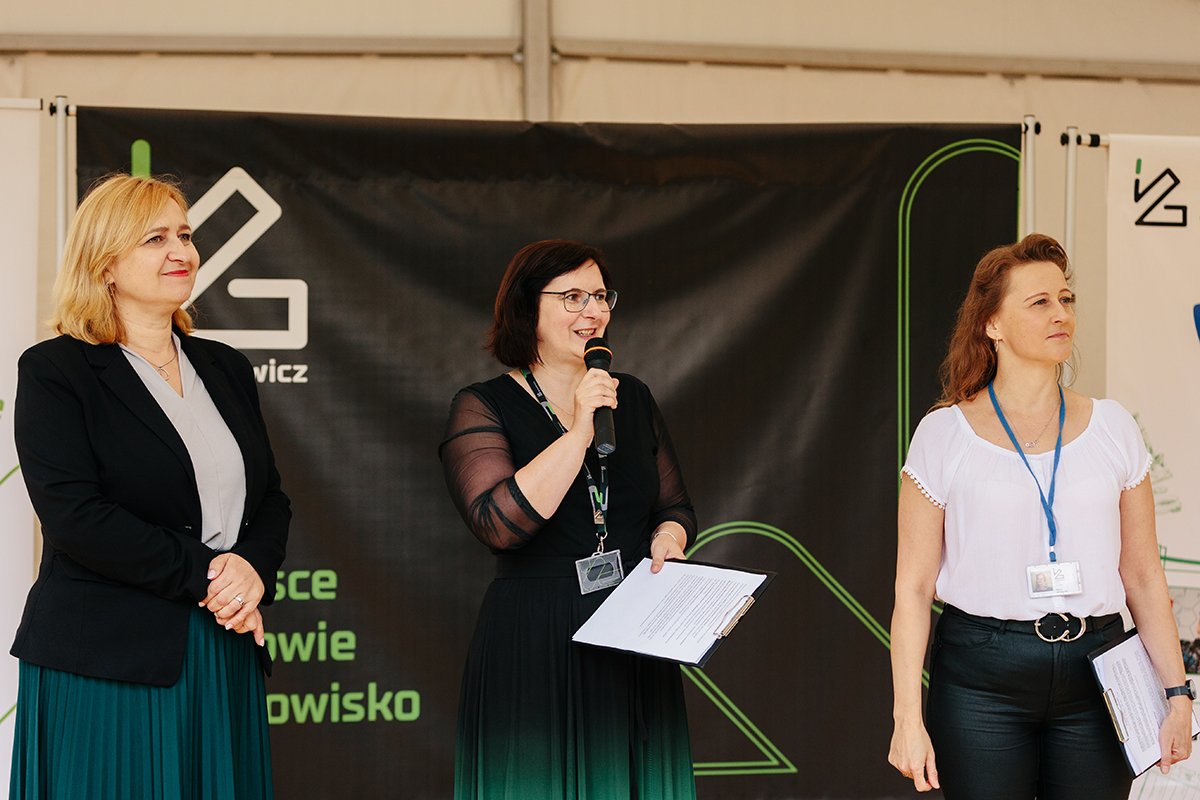 Zdjęcie przedstawia trzy kobiety na scenie