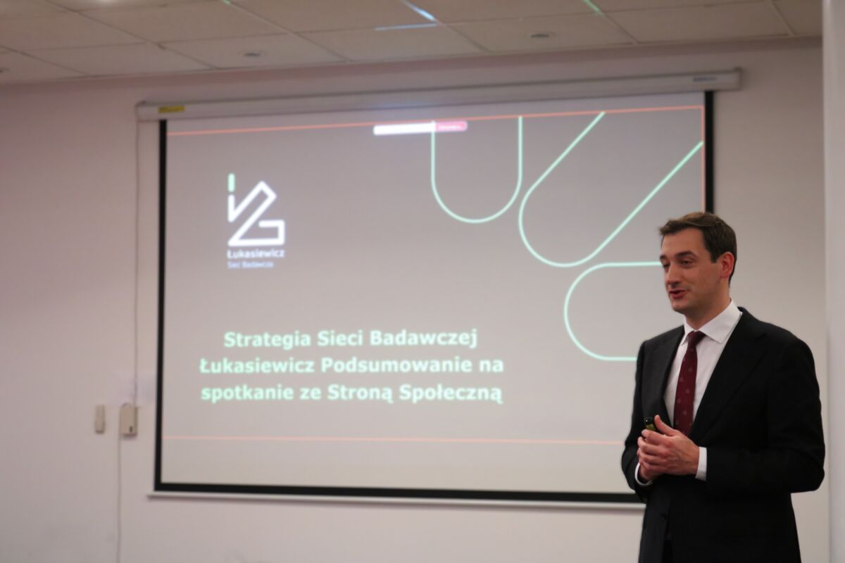 Zdjęcie przedstawia Prezesa Sieci Łukasiewicz