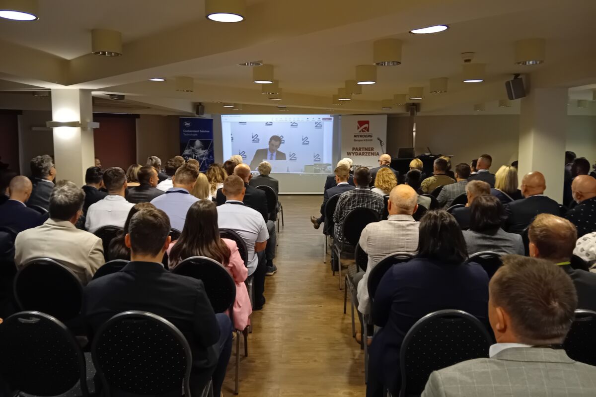 Sala konferencyjna. Prezes Siecie Łukasiewicz otwiera konferencje