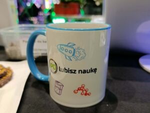 Kubek z hasłem "IPOlubisz naukę"