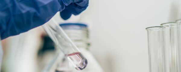 Zdjęcie przedstawiające szkło laboratoryjne