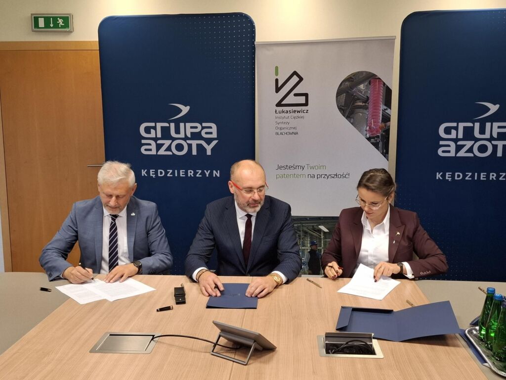 Fotografia z podpisania umowy