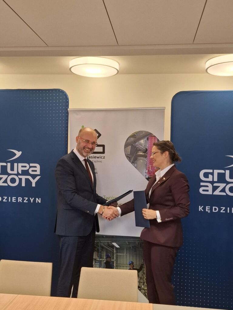 Fotografia z podpisania umowy