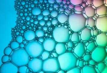 Cholesteric gratings induced by electric field in mixtures of liquid crystal and novel chiral ionic liquid