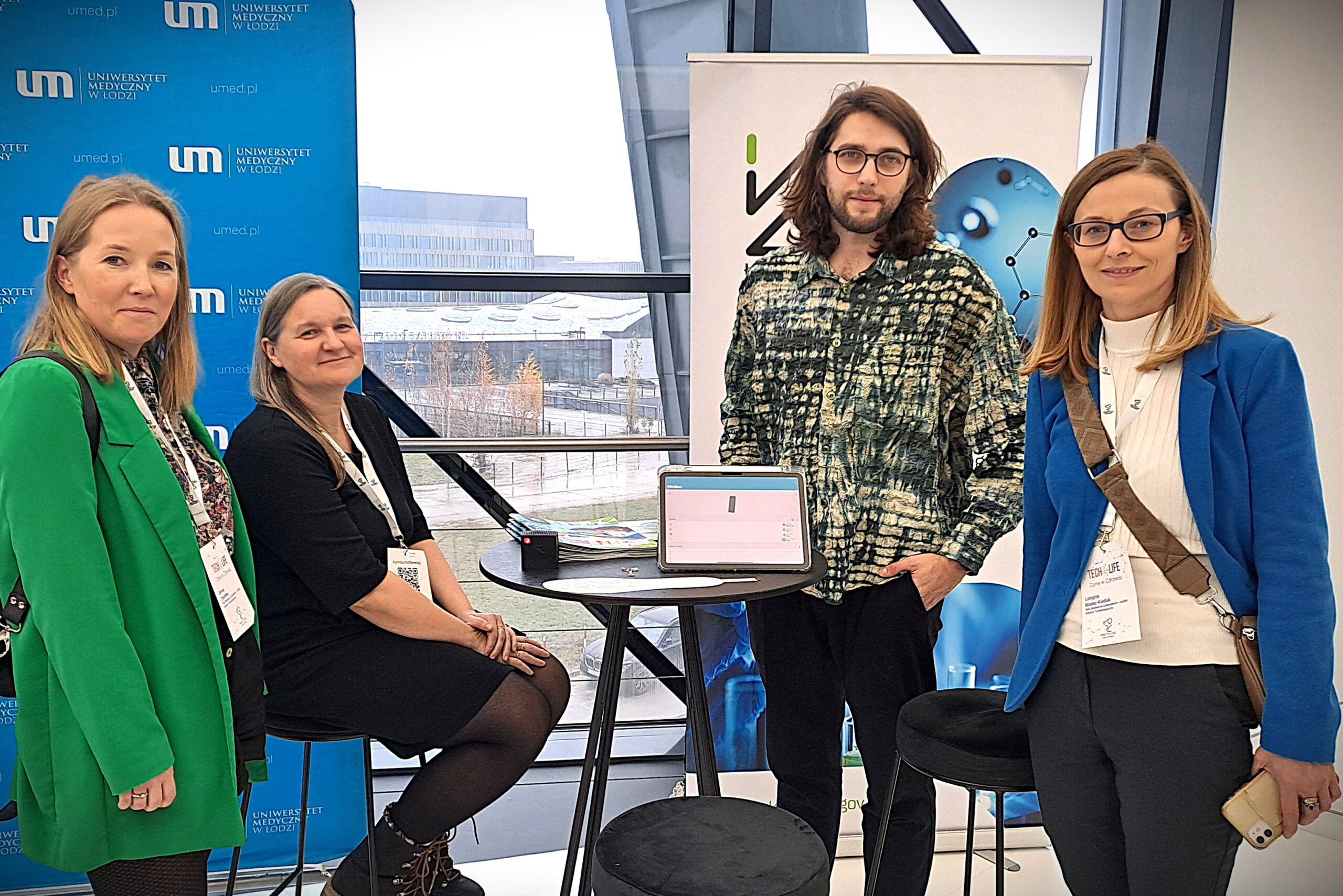 Uczestnicy konferencji na stoisku Łódzkiego Instytutu Technologicznego