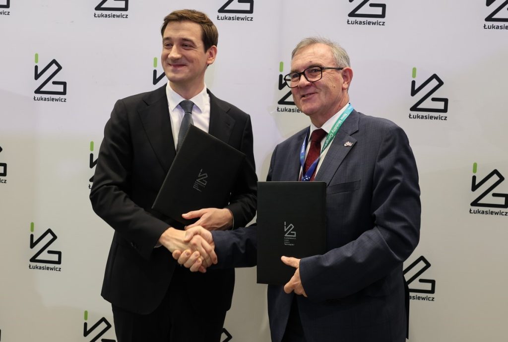 Prezes Sieci Łukasiewicz Hubert Cichocki oraz prof. Krzysztof Jóźwik