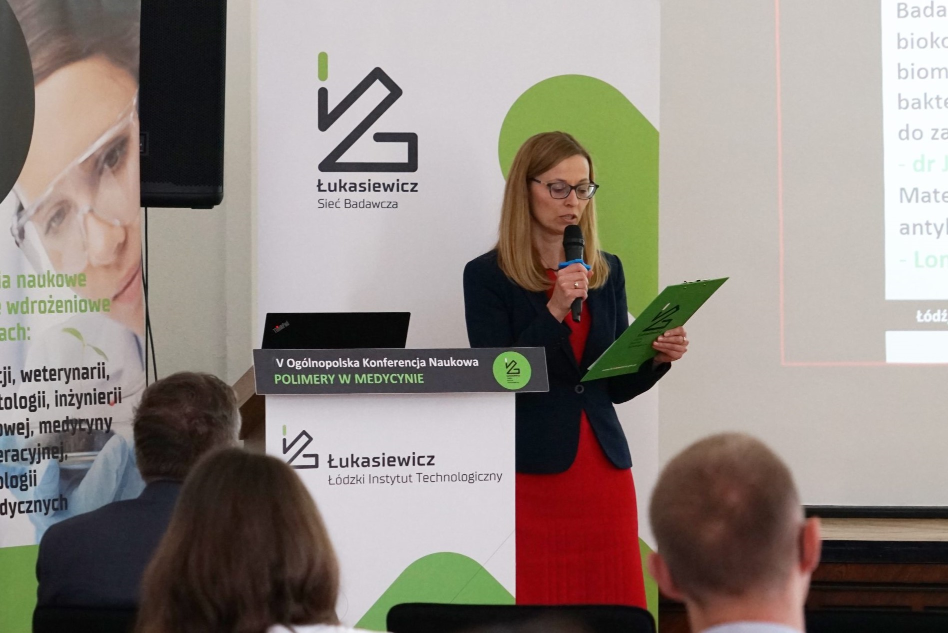 Jedna z uczestniczek konferencji Polimery w Medycynie wygłasza referat