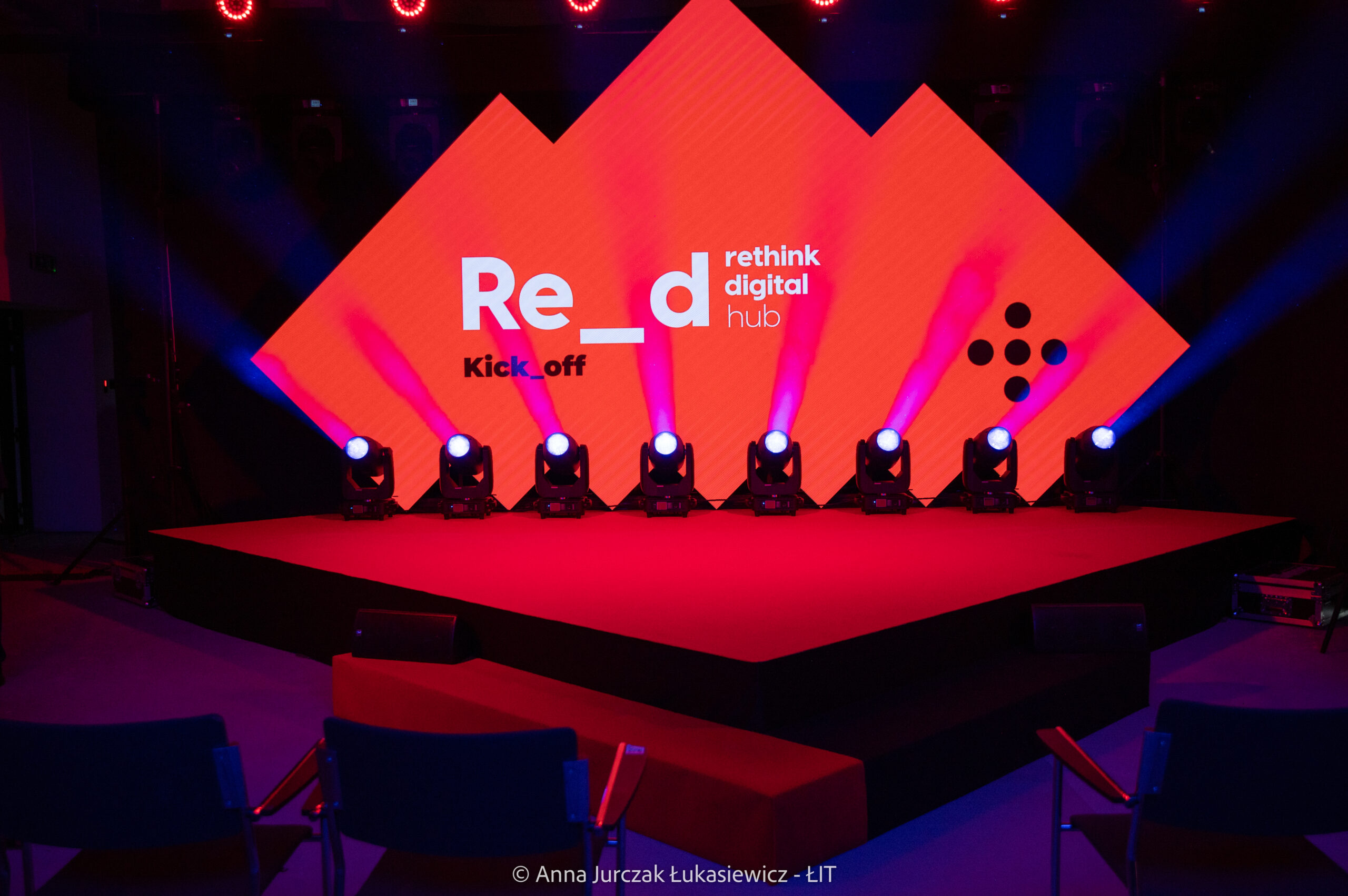 Scena z wyświetlanym logo Re_d Rethink Digital Hub