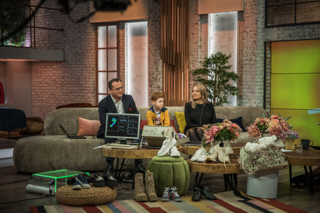Dwoje naukowców z Łódzkiego Instytutu Technologicznego w studniu telewizyjnym.
